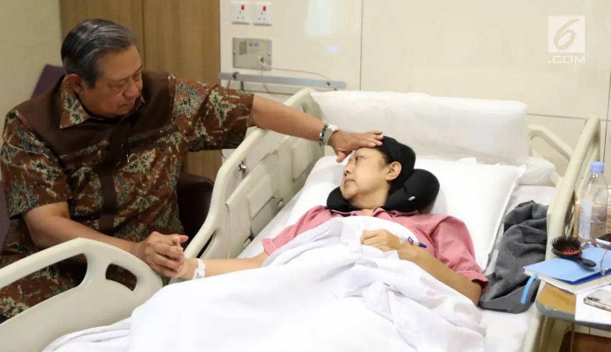 Presiden ke-6 RI Susilo Bambang Yudhoyono atau SBY (kiri) memegang tangan dan mengusap kening sang istri Ani Yudhoyono yang tengah menjalani pengobatan di National University Hospital, Singapura. Ani Yudhoyono dikabarkan meninggal dunia. (Liputan6.com/HO)