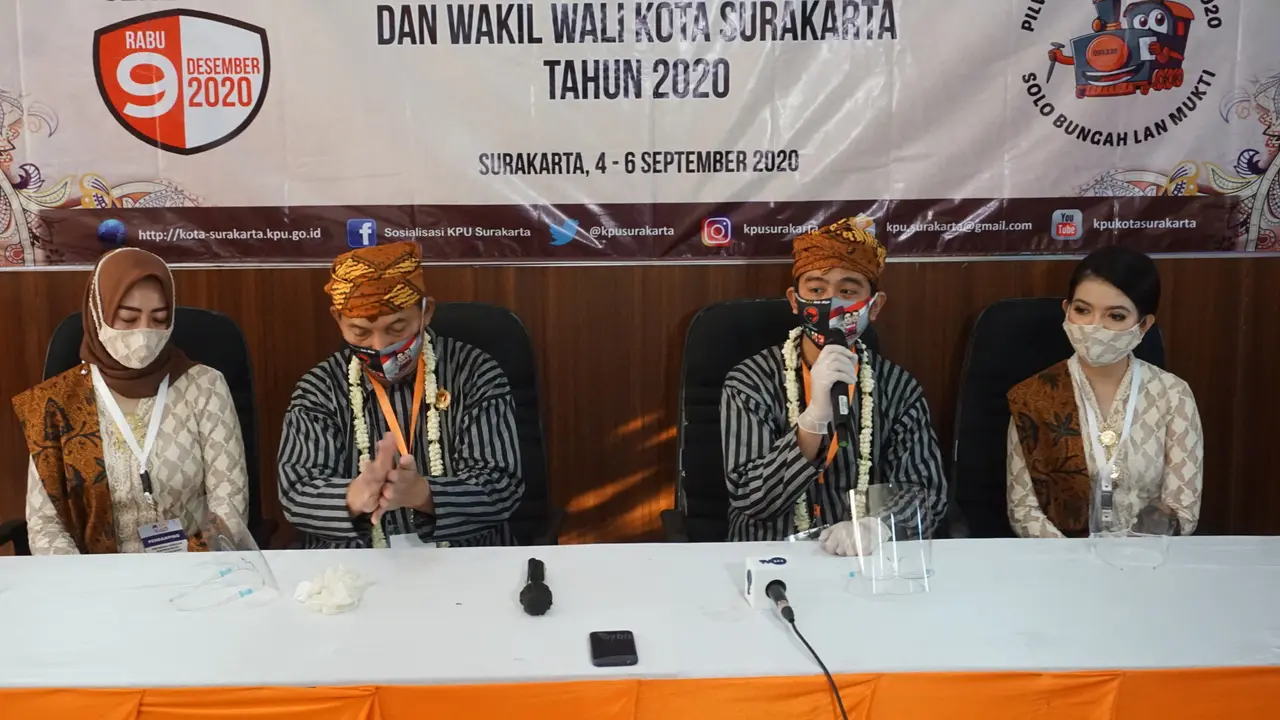 Pasangan Gibran-Teguh setelah mendaftar Pilkada di KPU Solo, Jumat (4/9/2020).