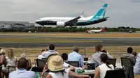 Penonton menyaksikan Boeing 737 mendarat setelah pertunjukan terbang di Farnborough Airshow, Inggris, Senin (16/7). (AP Photo/Matt Dunham)