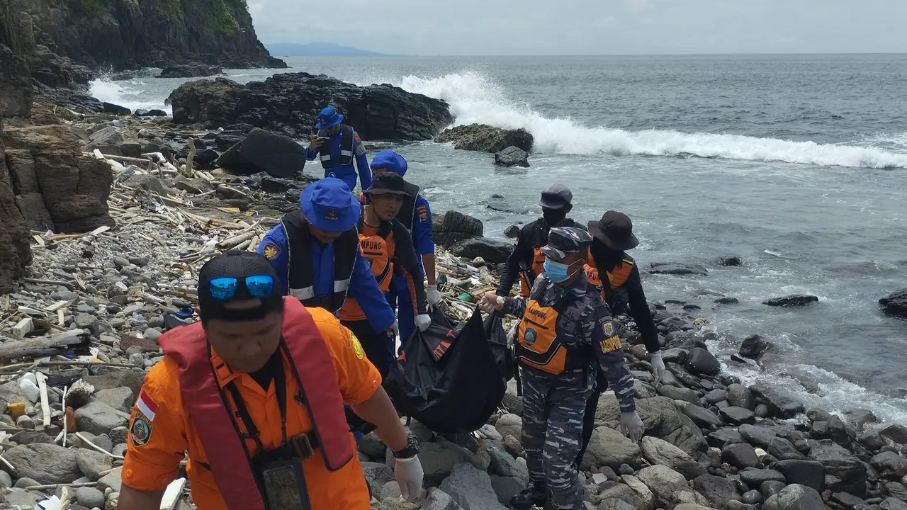 Proses evakuasi jasad penumpang KMP Dorothy yang melompat di perairan Lampung Selatan.
