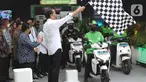 Presiden Joko Widodo melepas mitra Gojek menggunakan motor listrik dalam acara peluncuran kolaborasi pengembangan ekosistem kendaraan listrik antara perusahaan patungan Gojek dan TBS Energi Utama (TBS), Electrum, Pertamina, Gogoro, dan Gesits di Jakarta Selasa (22/2/2022). (Liputan6.com/HO/Gojek)