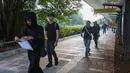Calon penumpang berjalan di selasar pedestrian yang menghubungkan Stasiun Karet dan Stasiun BNI City di Jakarta, Kamis (3/9/2026). PT Kereta Api Indonesia (Persero) atau KAI menargetkan pembangunan travelator sebagai bagian dari integrasi kedua stasiun rampung dalam 70 hari. Integrasi tersebut dilakukan setelah Stasiun Karet berhenti beroperasi mulai 1 September 2026. (KLY/Budy Santoso)