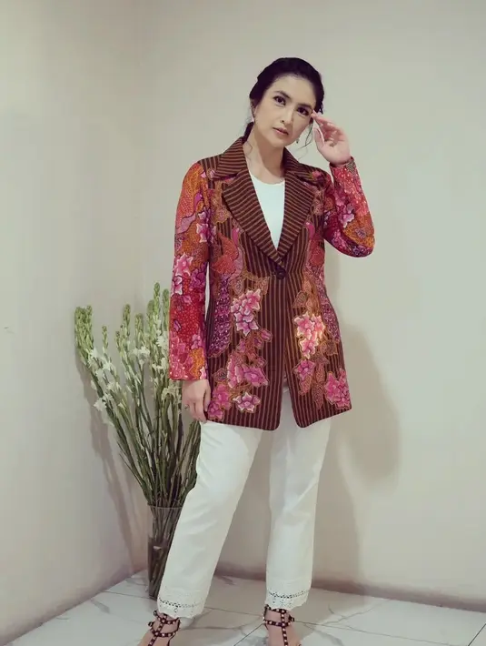 Mana penampilan Kadek Devie yang jadi favoritmu, Sahabat FIMELA? [Foto: Instagram/kddevie]