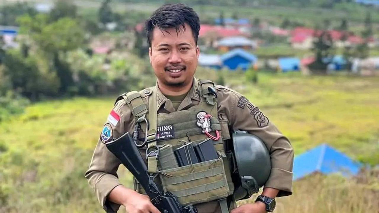 Dalam foto diunggah  Facebook Mitra Buracho, Foto yang diunggah, terlihat gagahnya Briptu Rudi saat menggunakan pakai dinas lengkap dengan senjata api laras panjang.&nbsp;