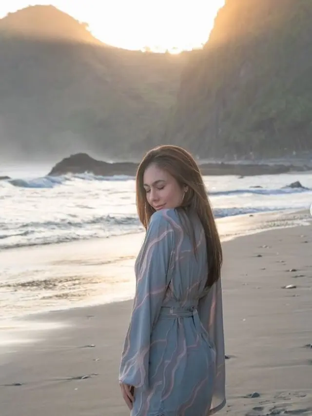 Wulan Guritno di pantai (Instagram/wulanguritno)