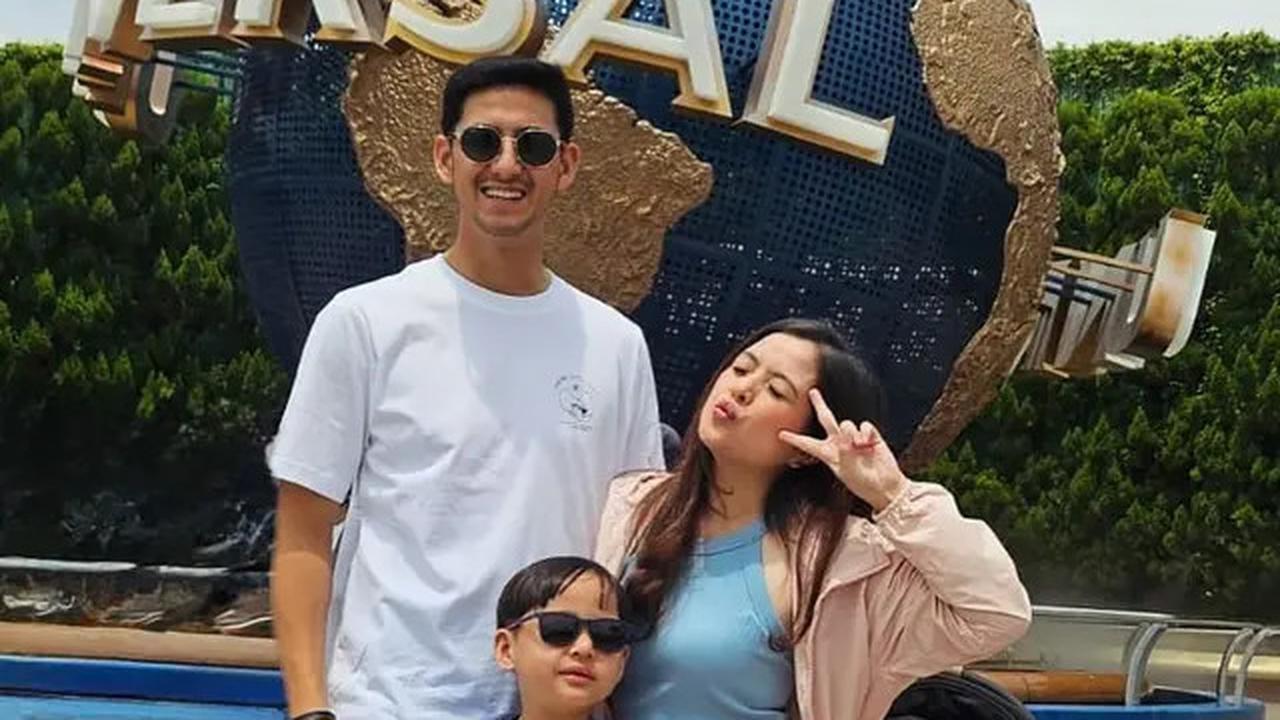 Gaya Sporty Feminin Taya Farasya Liburan Bareng Dua Toddler di Jepang, Tampil Kece dengan Tas Chanel
