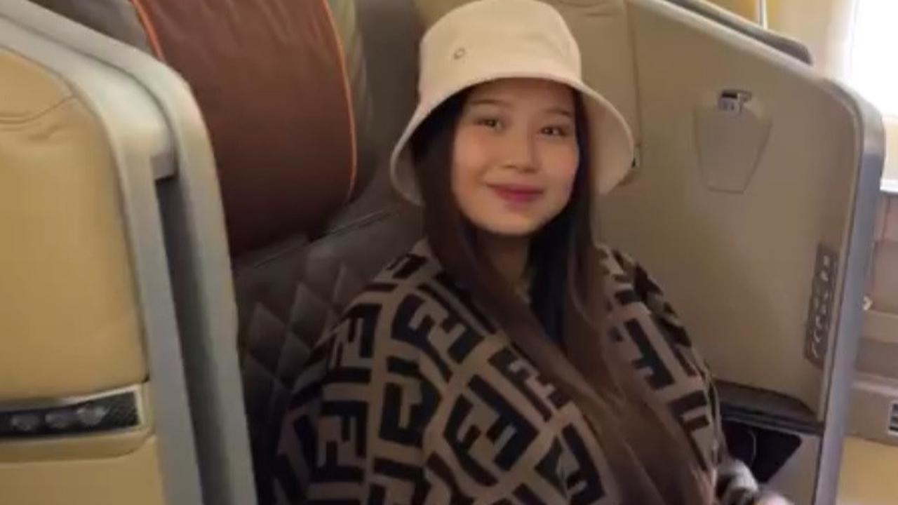 Sisca semakin terlihat bersiap menghadapi persalinan setelah diketahui kerap berkunjung ke Singapura. Di akun Instagram pribadi, kakak Aaliyah Kohl ini juga menjelaskan persalinan bayinya akan maju dari perkiraan.