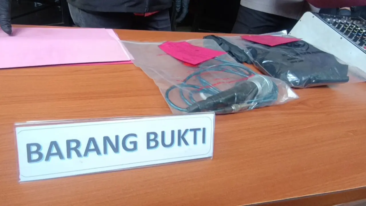 Barang bukti kasus dugaan pelecehan yang melibatkan Sekretaris Dinas (Sekdis) Perhubungan Kabupaten Sukabumi terhadap siswi magang. (Dok. Istimewa)