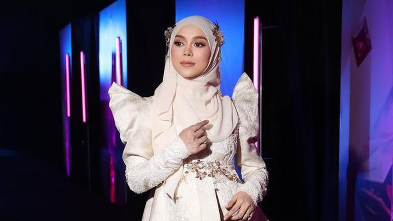 8 Potret Lesti Kejora dengan Gaun Brokat Muslim Modern saat Menang IMA 2025