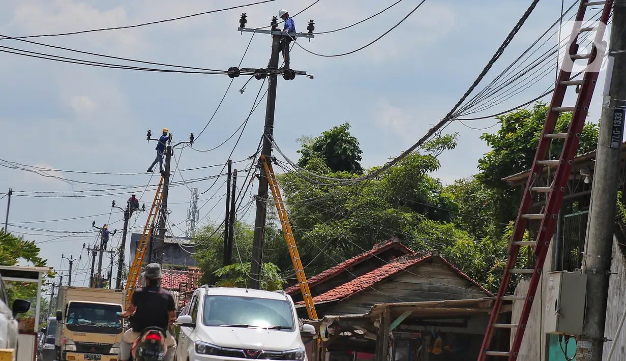Petugas melakukan perawatan kabel listrik di kawasan Kosambi, Tangerang, Senin (9/1/2023). Pelaksana Tugas Direktur Jenderal Ketenagalistrikan Kementerian ESDM Dadan Kusdiana mengatakan alasan pemerintah tidak menaikkan tarif listrik non subsidi adalah demi mempertahankan daya beli masyarakat dan kondisi ekonomi yang belum stabil. (Liputan6.com/Angga Yuniar)
