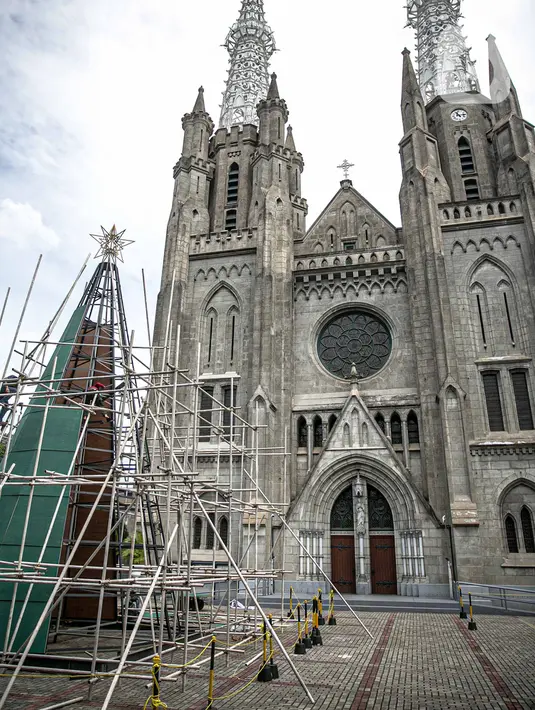 Rangka besi terlihat saat proses pembuatan pohon Natal di Gereja Katedral, Jakarta pada Rabu (16/12/2020). Gereja Katedral Jakarta membuat pohon natal dengan tinggi lebih dari 10 meter dalam rangka menyambut perayaan Natal. (Liputan6.com/Faizal Fanani)