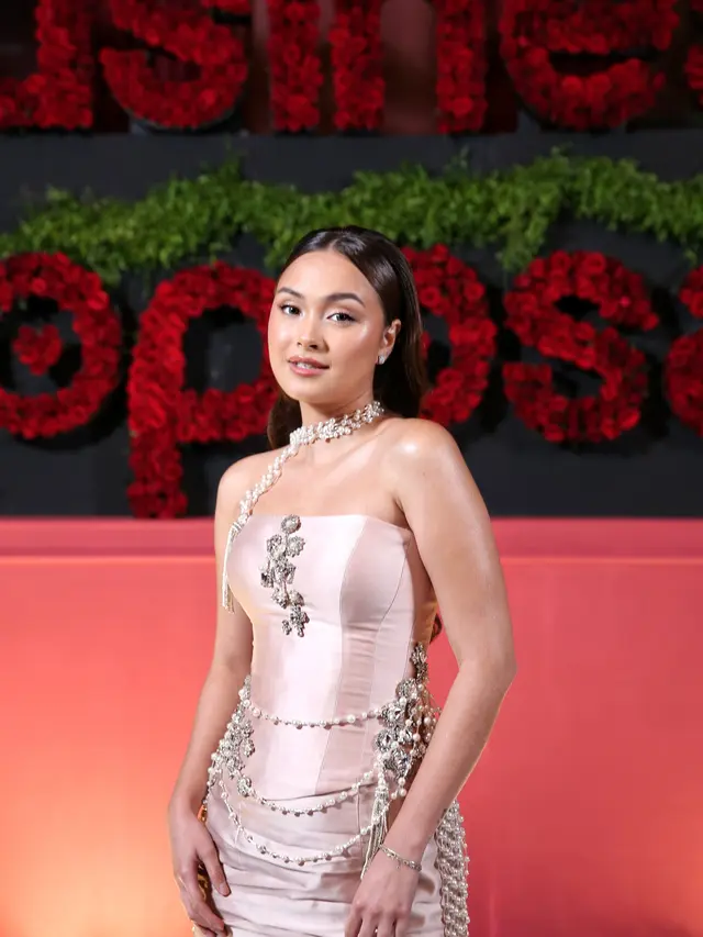 Potret Glamor Duo Bestie Ariel Tatum dan Caitlin Halderman di Gala Dinner A Business Proposal