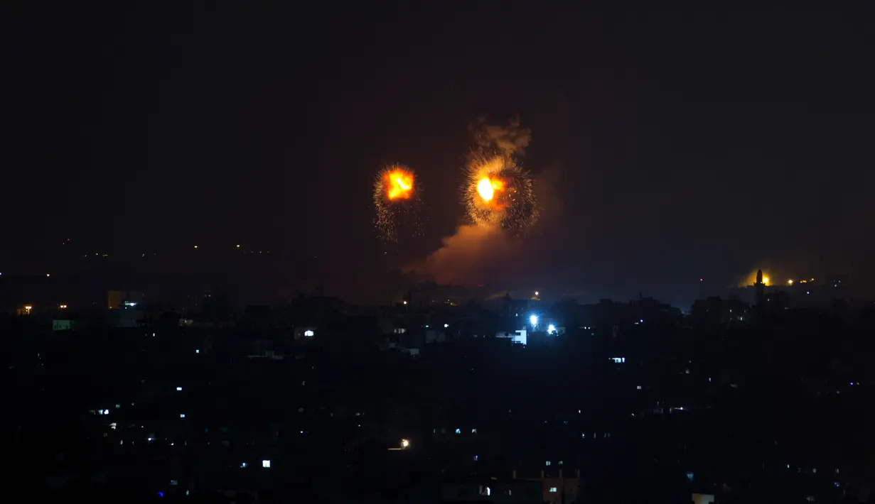 Bola api yang disebabkan oleh serangan udara Israel di Gaza City, Kamis (9/8). Israel mengatakan serangan di Gaza tidak ditargetkan ke warga sipil namun, kepada 100 target yang terkait kelompok Hamas. (AP Photo/Khalil Hamra)