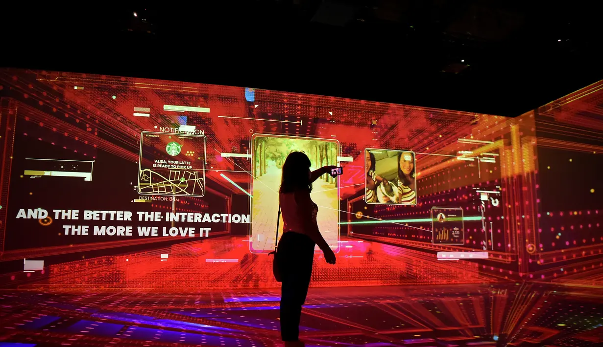 Seorang wanita menggunakan ponselnya di pameran Mobile World Congress (MWC) di Barcelona (28/6/2021). MWC 2021 menargetkan 35 ribu pengunjung pada tahun ini. (AFP/Pau Barrena)