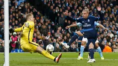  Kiper City, Joe Hart menghalau bola tendangan bek Real Madrid, Pepe pada leg pertama Semifinal Liga Champions di stadion Etihad, Inggris, (27/4). Real Madrid bermain imbang dengan City dengan skor 0-0. (Reuters/Carl Recine)