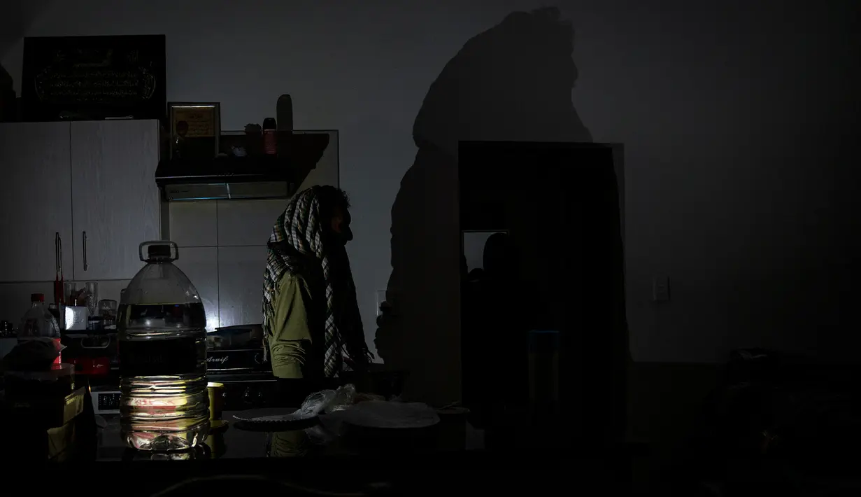 Akibatnya, sering terjadi pemadaman massal yang menimbulkan begitu banyak kerugian, terutama pada sektor layanan publik karena tidak dapat beroperasi secara maksimal. (Photo by Shiraaz Mohamed / AFP)