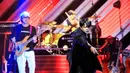 Setelah semangat para penonton dibakar oleh penampilan Gigi dengan lagunya Ya Ya Ya, penampilan berikutnya dari Five Minutes dengan lagu GALAU. Terlihat para penonton ikut mengikuti sang vokalis nyanyi. (Adrian Putra/Bintang.com)
