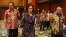 Menkeu Sri Mulyani Indrawati (tengah) jelang memberikan keterangan terkait hasil Tax Amnesty tahap I di Kemenkeu, Jakarta, Jumat (14/10). Kemenkeu berencana mendata jumlah PNS yang ada di Indonesia. (Liputan6.com/Angga Yuniar)