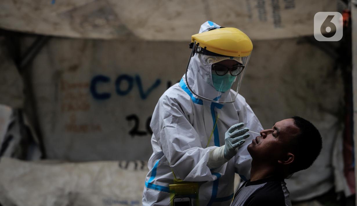 Petugas medis mengambil sampel saat menggelar swab test COVID-19 di Pasar Tasik, Jakarta, Kamis (2/7/2020). Tes yang dilakukan secara acak bagi pedagang itu bertujuan untuk mendeteksi serta mencegah penyebaran COVID-19 di kawasan Pasar Tasik. (Liputan6.com/Faizal Fanani)