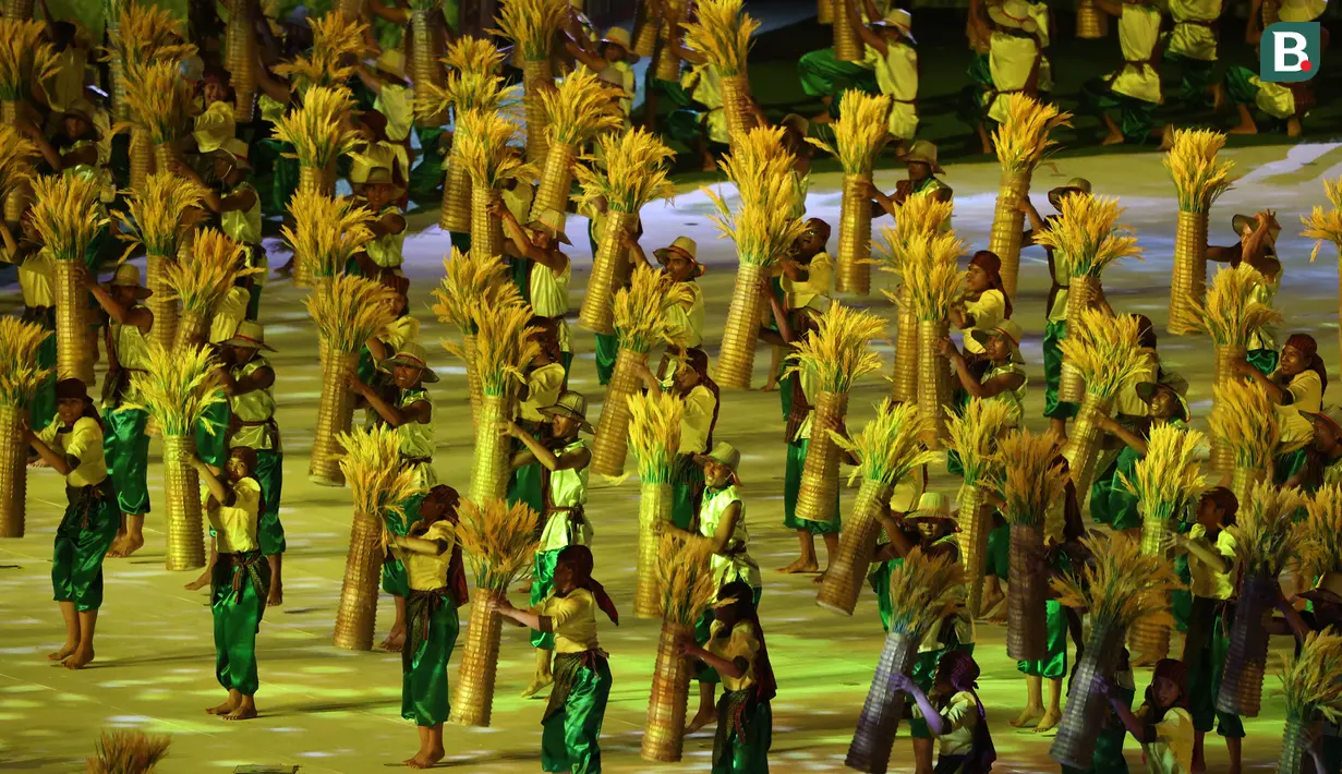 Penampilan kesenian tradisional Kamboja yang bertemakan Cambodia of Journey mengisi rangkaian acara pembukaan (Opening Ceremony) SEA Games 2023 Kamboja di Morodok Techo Stadium, Phnom Penh, Kamboja, Jumat (5/5/2023) malam WIB. (Bola.com/Abdul Aziz)