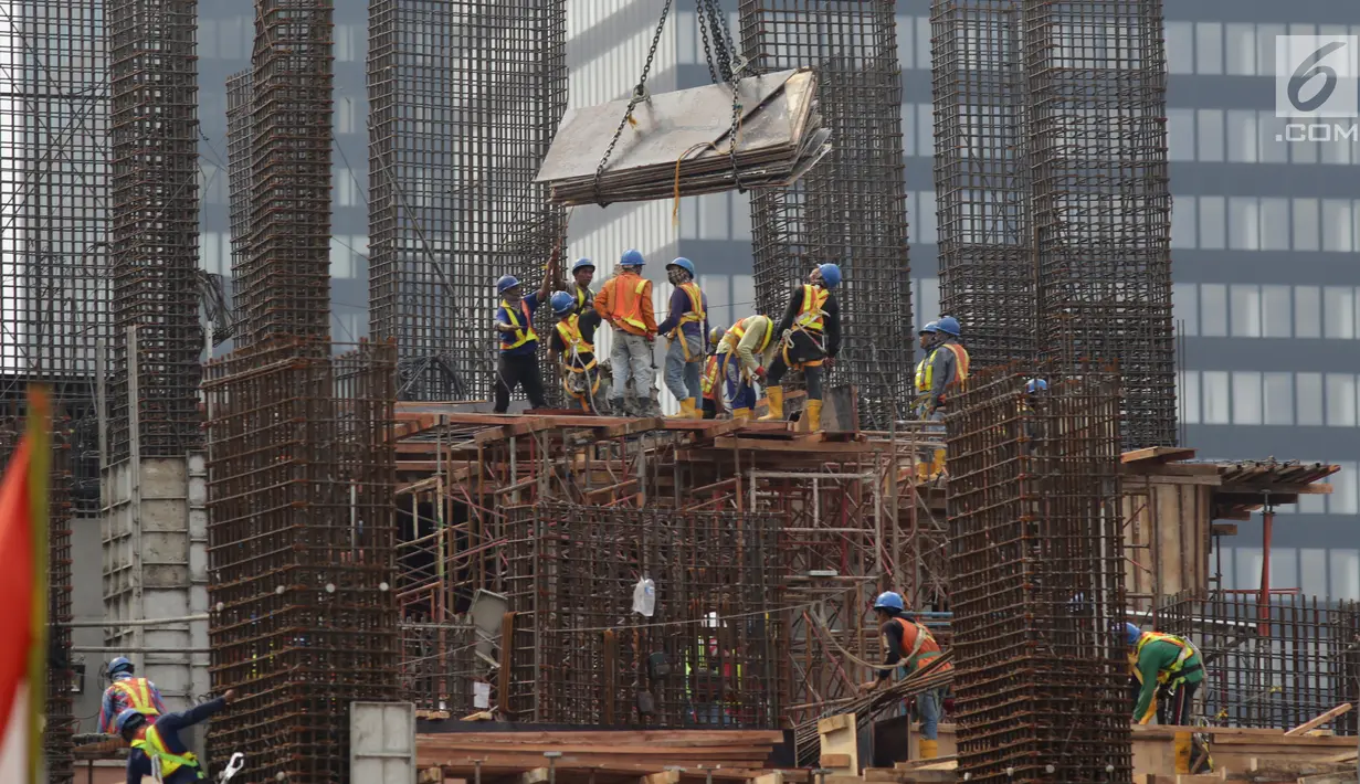 Pekerja tengah mengerjakan proyek pembangunan gedung bertingkat di Jakarta, Sabtu (15/12). Bank sentral memperkirakan pertumbuhan ekonomi Indonesia tahun ini berada di kisaran 5,1 persen hingga 5,2 persen. (Liputan6.com/Angga Yuniar)