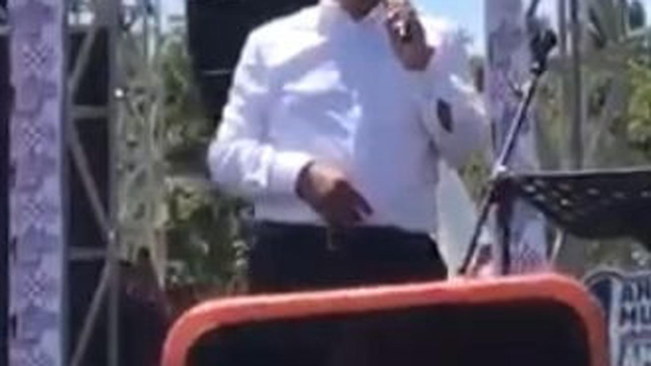 Momen Anies Terbata-Bata Baca Keluhan Warga NTB di Spanduk Pakai Bahasa Sasak
