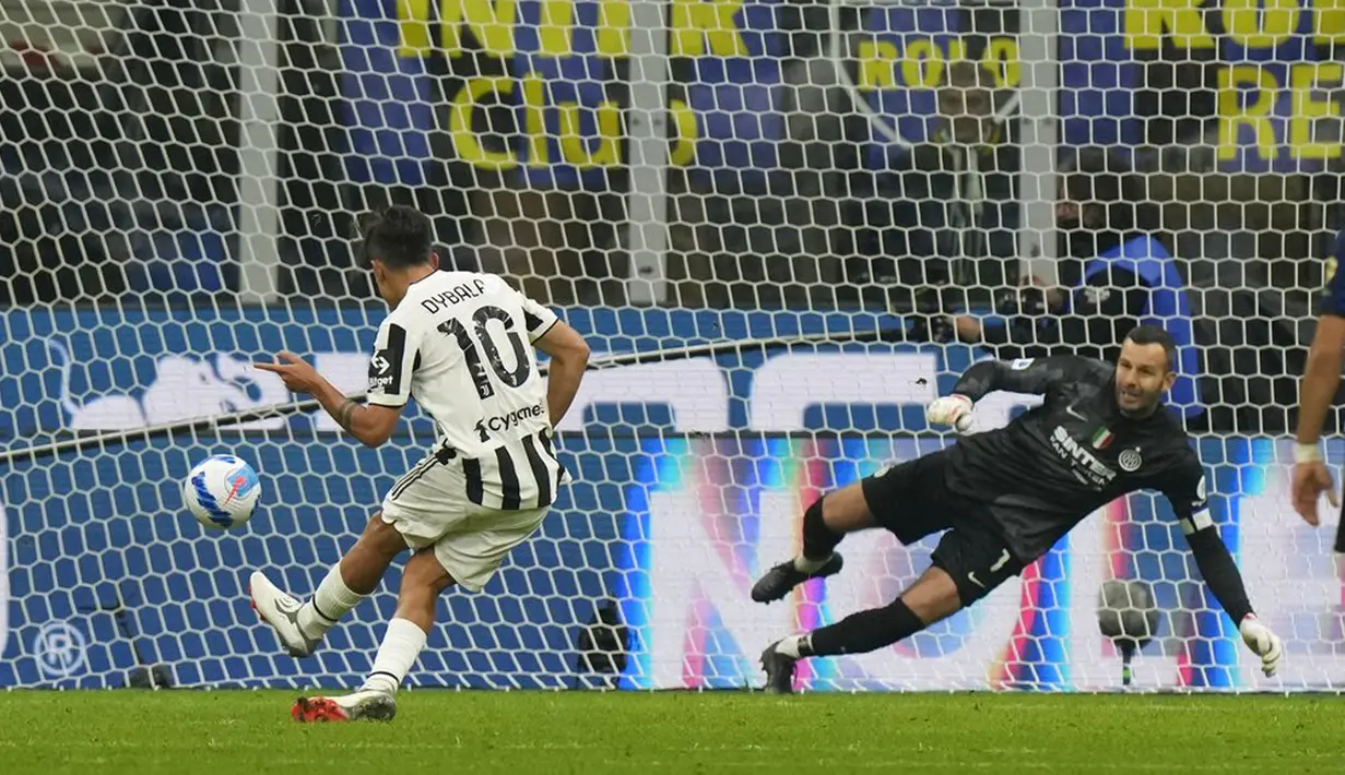 Pemain Juventus Paulo Dybala mencetak gol ke gawang Inter Milan pada pertandingan Serie A di Stadion San Siro, Milan, Italia, Minggu (24/10/2021). Pertandingan berakhir dengan skor 1-1. (AP Photo/Luca Bruno)