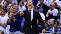 Pelatih Cavaliers, Tyronn Lue berteriak memberikan instruksi saat timnya melawan Toronto Raptors pada final Wilayah Timur NBA Playoffs 2016 di Air Canada Centrer, Selasa (24/5/2016), Toronto, Ontario, Canada. (Vaughn Ridley/Getty Images/AFP)