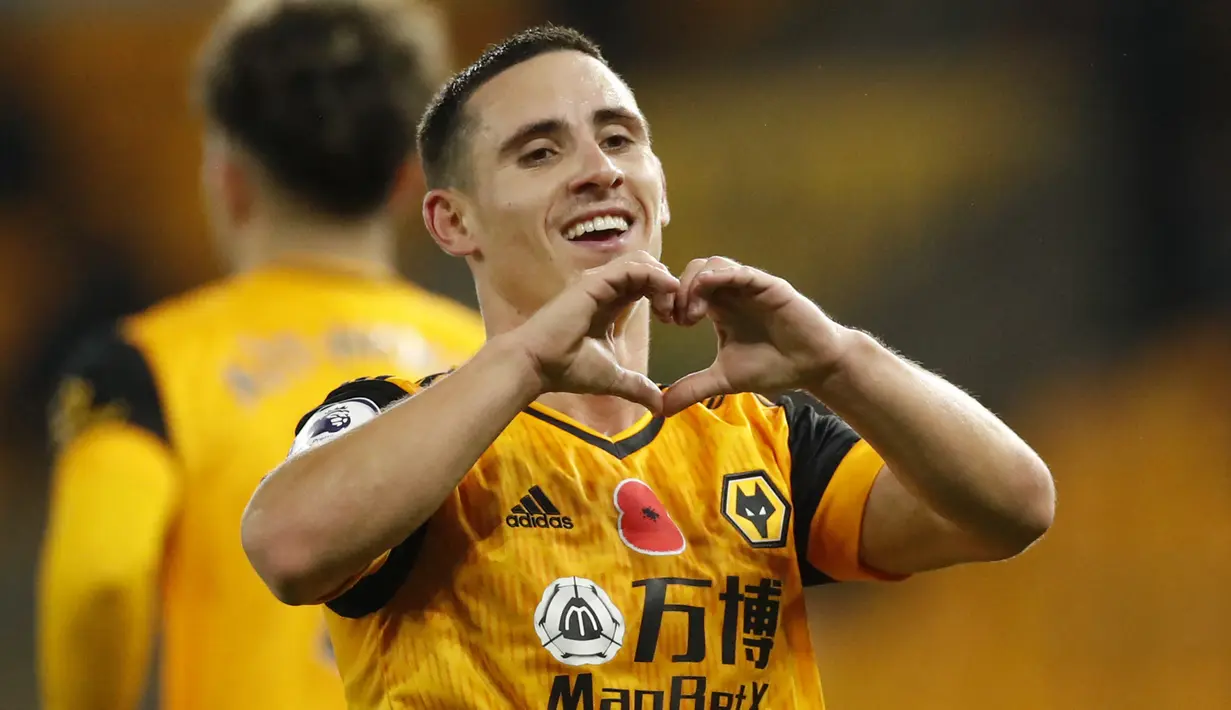 Wolverhampton bisa kehilangan penyerangnya lagi di musim panas ini. Daniel Podence dikabarkan telah diminati klub Arab Saudi. Menurut BBC, Al-Shabab tertarik untuk merekrut pemain berusia 28 tahun itu. Akan tetapi, mereka belum mengajukan tawaran resmi. (ANDREW BOYERS / POOL / AFP)