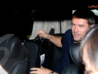 Michael Owen berhasil keluar dari kerumunan fans, security,  maupun media massa dan langsung diamankan pihak panitia(Liputan6.com/Helmi Fithriansyah)