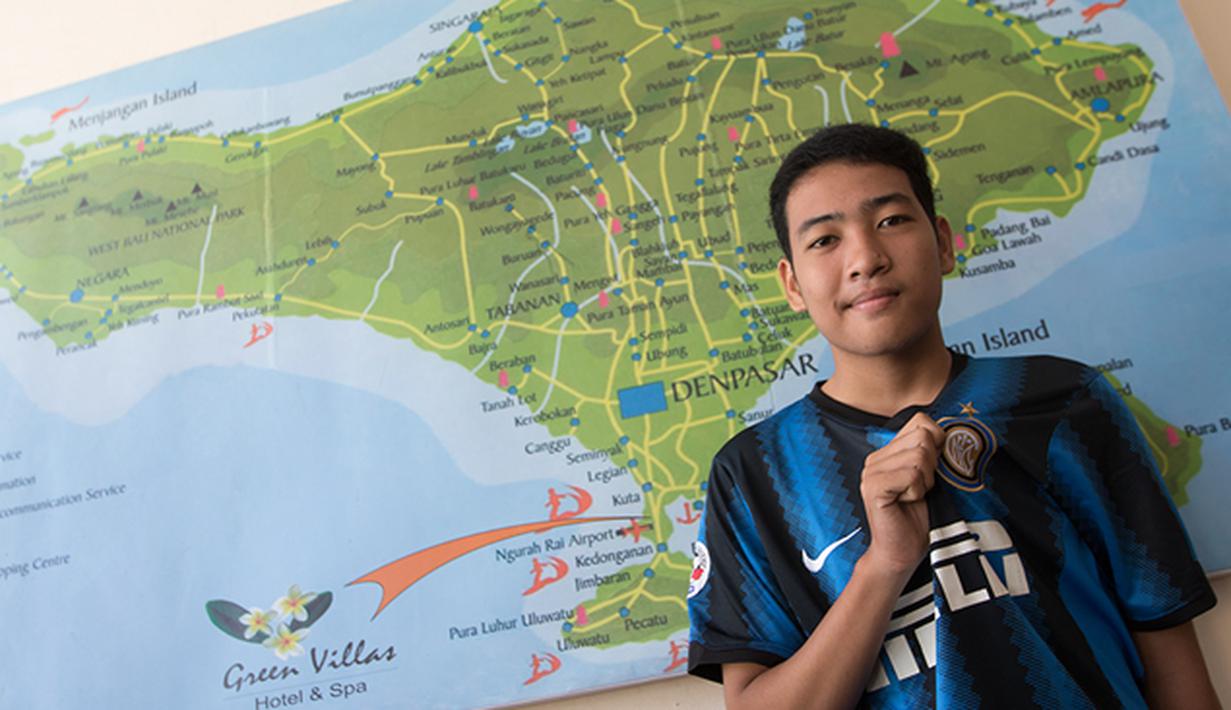 Seorang pendukung Inter Milan menunjukan logo tim kesayangannya saat mengikuti Gathering Nasional Inter Club Indonesia (ICI) IV di Bali, Jumat (28/8/2015). Gathnas kali ini dihadiri oleh peserta dari Sabang-Merauke. (Bola.com/Vitalis Yogi Trisna) 