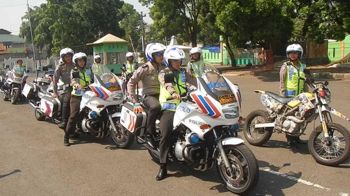 Aksi Srikandi Polantas Banyumas bermanuver dengan motor gede