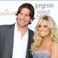 Carrie Underwood dan Mike Fisher mengumumkan kabar bahagia itu lewat akun media sosial. 