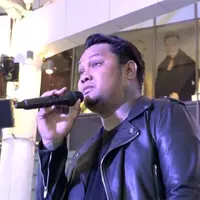 Meski karyanya sudah melegit di kalangan milenial, ternyata Virgoun Protektif Memilih Peran di 'Surat Cinta Untuk Starla'.