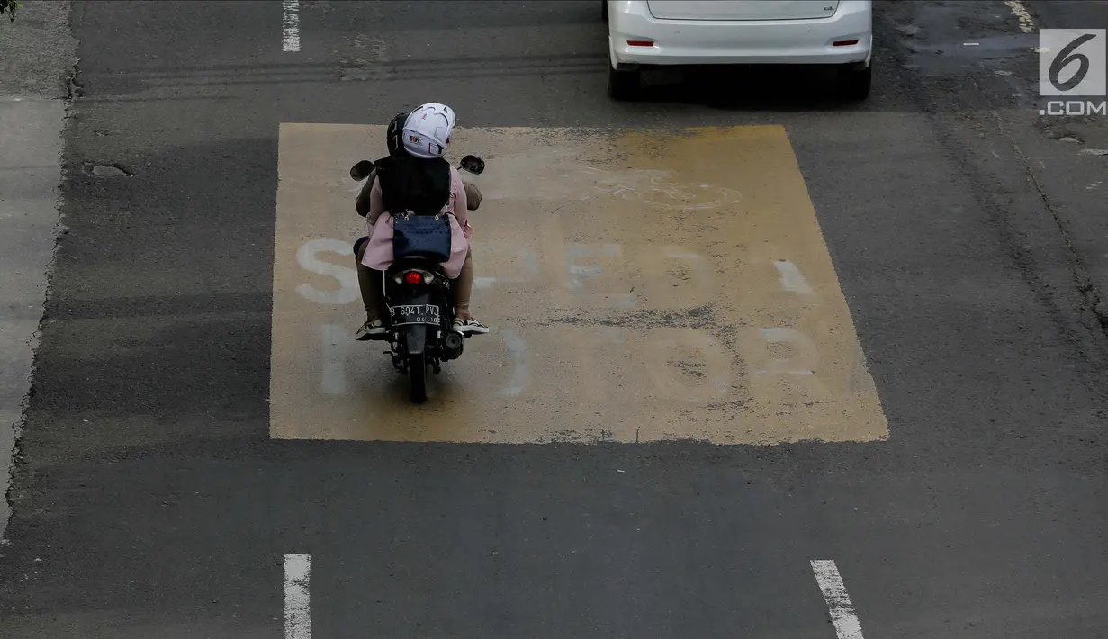 Pengendara motor melintas di Jalan MH. Thamrin, Jakarta, Minggu (4/2). Mulai 5 Februari 2018 petugas akan melakukan tilang jika pemotor tidak melintasi jalur khusus yang berada disebelah kiri jalan. (Liputan6.com/Faizal Fanani)