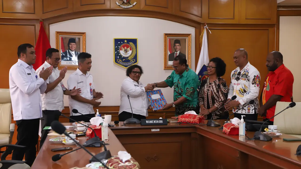 Wakil Menteri Dalam Negeri (Wamendagri) Ribka Haluk usai menerima hasil seleksi anggota DPRP Papua Tengah di Kantor Pusat Kementerian Dalam Negeri (Kemendagri), Jakarta.