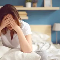 Perhatian nggak bisa diminta, lawan sikap cuek pacarmu dengan cara yang tepat! (Foto: ozonnews.com)