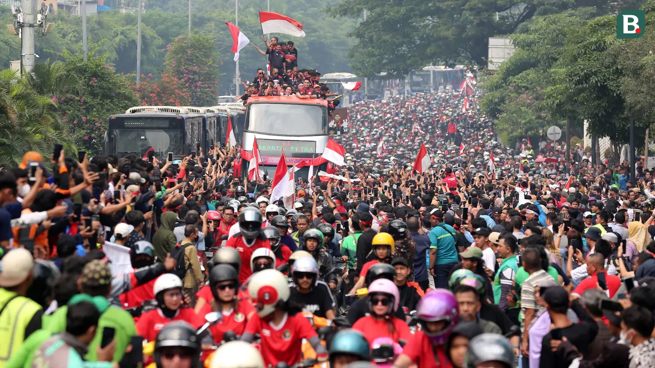 Foto: Pemandangan Menakjubkan! Begini Jadinya Ketika Bus Timnas Indonesia U-22 saat Melewati Ikon Kota Jakarta saat Kira87uara