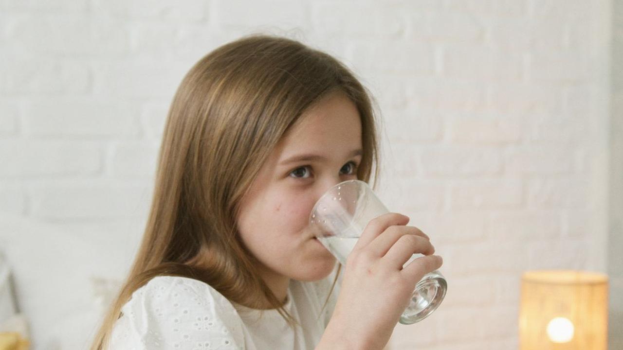 Tips yang Bisa Diterapkan Agar Anak Lebih Suka Minum Air Putih