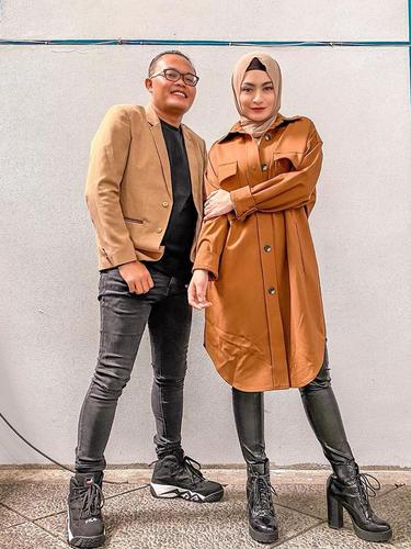 Meski Beda Agama Sule Berdoa Di Makam Ibunda Nathalie Holscher News Entertainment Fimela Com