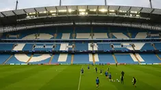 Para pemain Atalanta menghadiri sesi pelatihan tim di Stadion Etihad di Manchester, Inggris barat laut (21/10/2019). Atalanta akan bertanding melawan Manchester City pada matchday ketiga Grup C Liga Champions di Etihad Stadium. (AFP Photo/Paul Ellis)