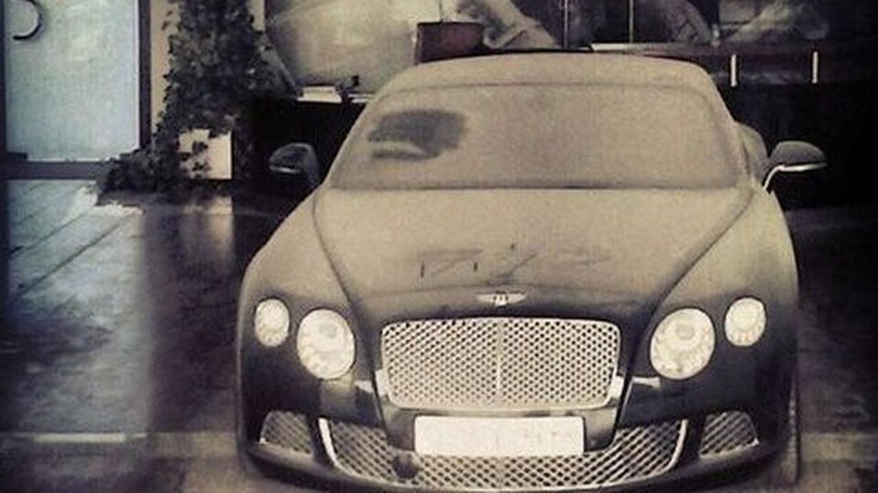 3. Bentley yang Terlantar Jarang ditemui di jalanan, Bentley biasanya jadi simbol kemewahan. Tapi yang ini justru dibiarkan tak terurus. Padahal kalau dibersihkan dan diservis, mobil ini bisa kembali tampil elegan.