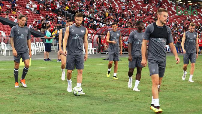 Pemain Arsenal berlatih menjelang laga kontra PSG pada ICC 2018, Jumat (28/7/2018) di Stadion Nasional, Singapura. (Bola.com/Wiwig Prayugi)