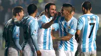 Penyerang Argentina, Gonzalo Higuain melakukan selebrasi usai mencetak gol ke gawang Paraguay pada semifinal Copa Amerika 2015 di Concepcion, Chili, (1/7/2015). Argentina melangkah ke final usai mengalahkan Paraguay 6-1. (Reuters/Andres Stapff)
