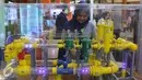 Pengunjung melihat maket di pameran Indonesian Petroleum Association (IPA) di JCC, Jakarta, Rabu (25/5). Pameran ini merupakan pameran migas terbesar di Asia Tenggara. (Liputan6.com/Angga Yuniar)