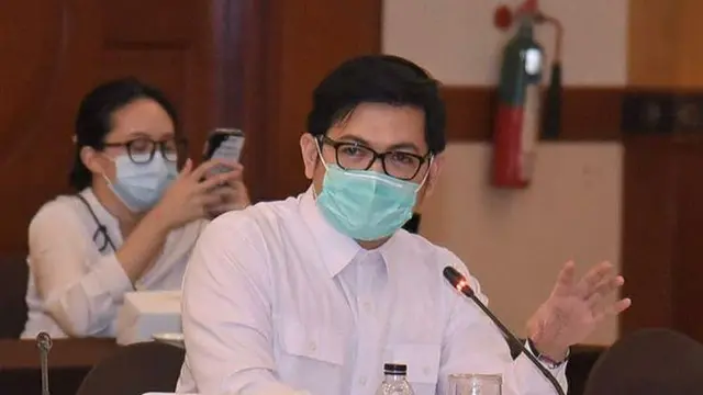 Gaya Seleb Ngantor di Era New Normal