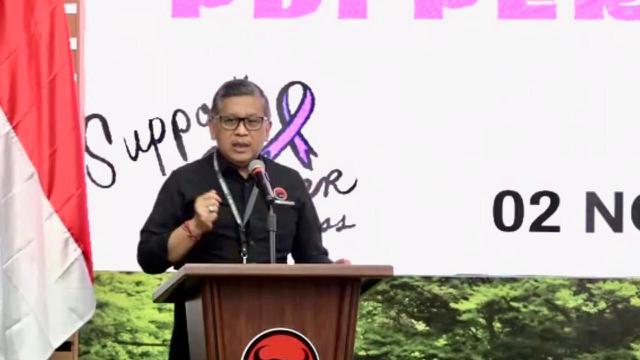 Sekretaris Jenderal DPP PDIP, Hasto Kristiyanto, saat membuka seminar sehari kesehatan kanker Indonesia bekerja sama dengan Yayasan Binaan Kanker Nusantara (YBKN), di kantor pusat DPP PDIP di Jalan Diponegoro, Jakarta Pusat, Sabtu (2/11/2024).