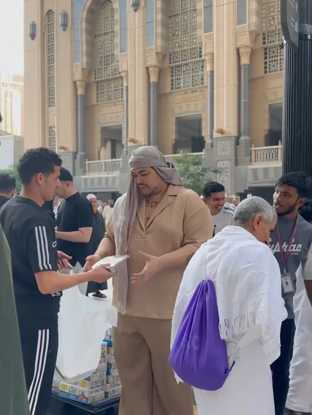 Ivan Gunawan Bagi Makanan di Masjidil Haram