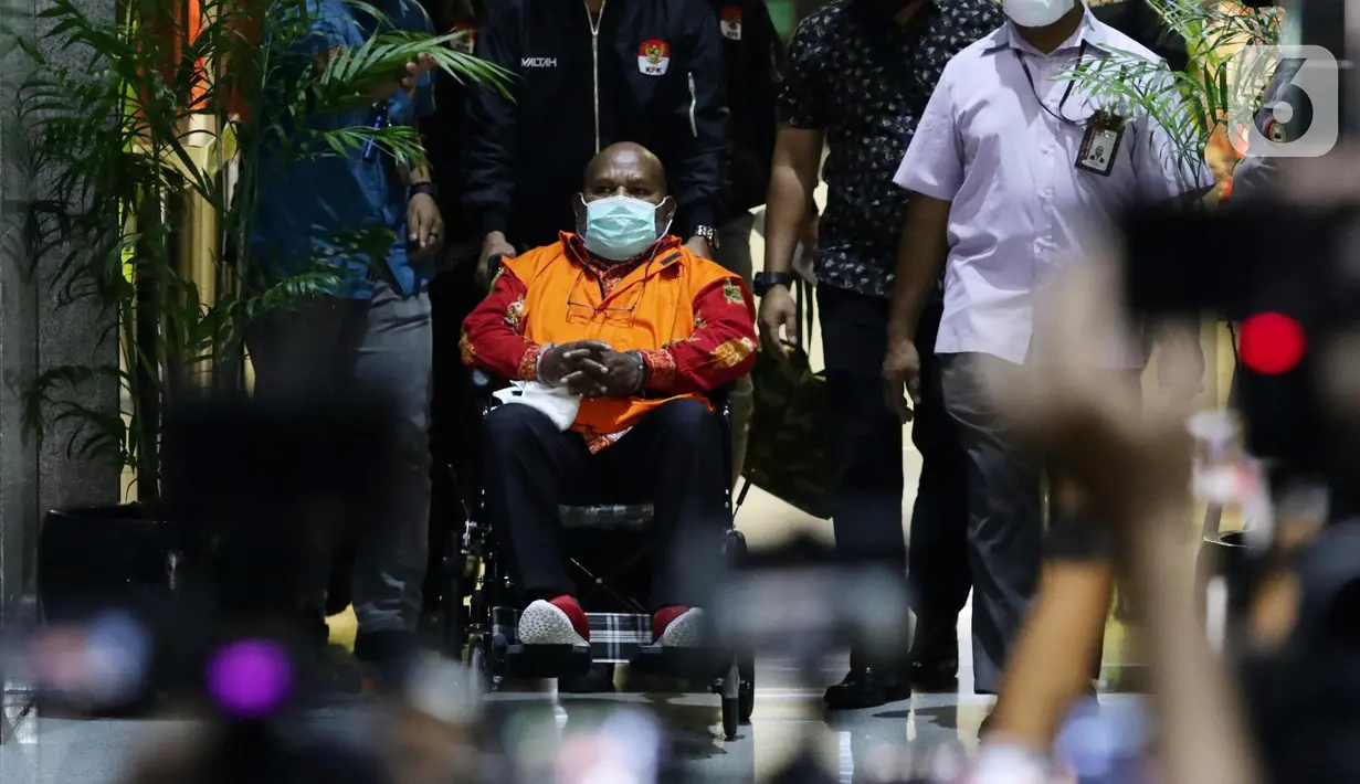 Gubernur Papua nonaktif, Lukas Enembe digiring petugas Komisi Pemberantasan Korupsi (KPK) menuju mobil tahanan usai menjalani pemeriksaan perdana pasca penahanan, Gedung Merah Putih KPK, Jakarta, Kamis (12/1/2023). KPK menahan Lukas Enembe selama 20 hari pertama di Rumah Tahanan Negara (Rutan) KPK pada Pomdam Jaya Guntur. (Liputan6.com/Helmi Fithriansyah)
