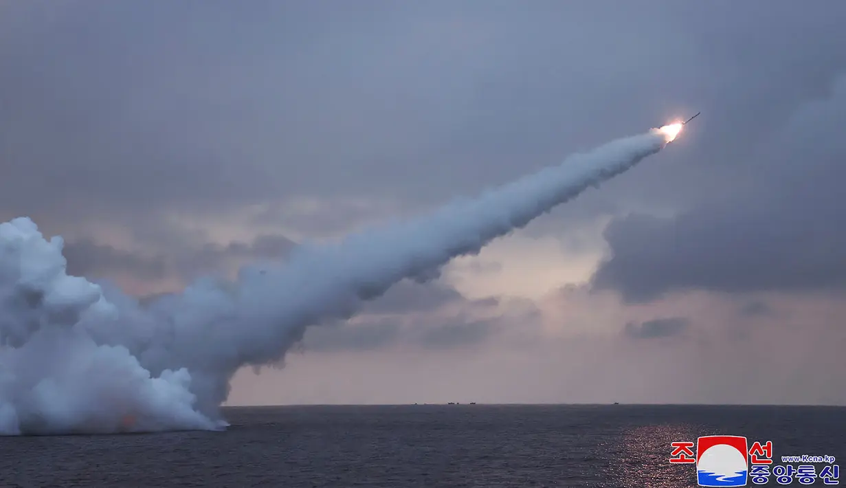 KCNA mengatakan rudal-rudal tersebut terbang di atas laut lepas pantai timur negara itu selama 7.421 detik dan 7.445 detik dan mencapai sasaran pulau yang tidak ditentukan, yang menunjukkan waktu penerbangan melebihi dua jam. (Korean Central News Agency/Korea News Service via AP)
